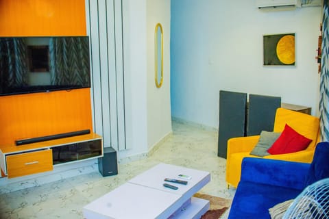Communal lounge/ TV room, TV and multimedia, Living room, Seating area, Evening entertainment, air conditioner