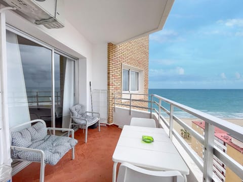 Natural landscape, View (from property/room), Balcony/Terrace, Seating area, Dining area, Beach, Sea view