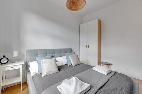 Bed, Photo of the whole room, Decorative detail, Bedroom, Area and facilities, towels, wardrobe