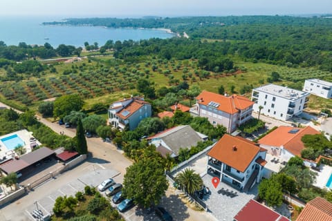 Property building, Neighbourhood