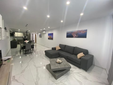 TV and multimedia, Kitchen or kitchenette, Living room, Seating area