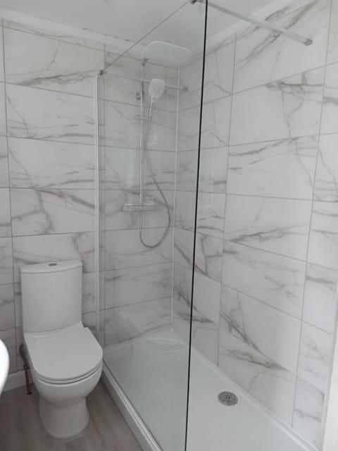 Montpellier Regency apartment balcony & parking - Pass the Keys Apartment in Cheltenham