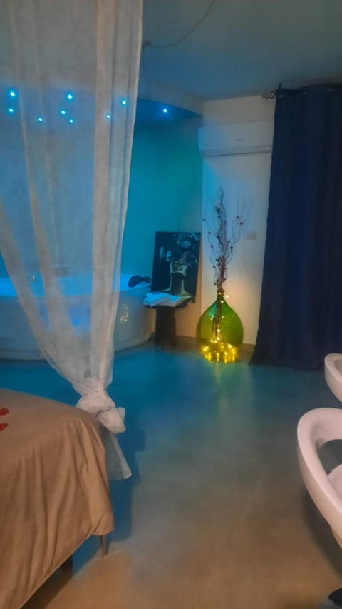 Hot Tub, Photo of the whole room, Bedroom
