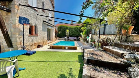 Riviera Villa close to center city, AC, pool House in Antibes