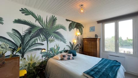 Riviera Villa close to center city, AC, pool House in Antibes