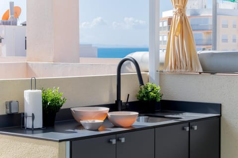 Kitchen or kitchenette, Sea view