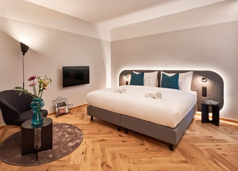 Bed, TV and multimedia, Photo of the whole room, Seating area, Bedroom