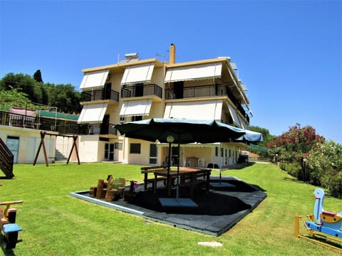 Property building, Patio, Day, Natural landscape, Garden, Garden view