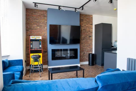 Communal lounge/ TV room, TV and multimedia, Living room, Seating area, Evening entertainment