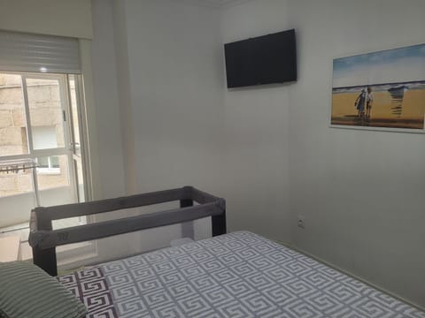 Bed, TV and multimedia, Bedroom