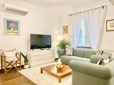 Communal lounge/ TV room, TV and multimedia, Living room, Seating area, air conditioner