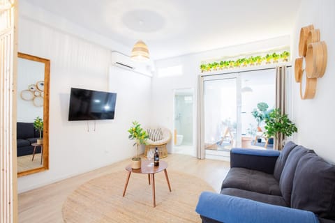 Communal lounge/ TV room, TV and multimedia, Living room, air conditioner