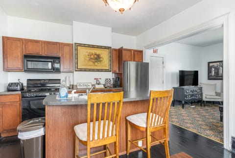 Spacious upstairs 1bed- Walking distance to Beach outlet mall Apartment in Michigan City