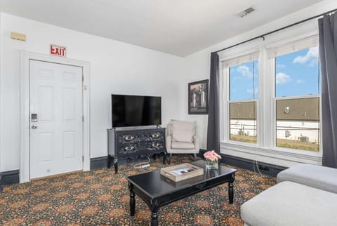 Spacious upstairs 1bed- Walking distance to Beach outlet mall Apartment in Michigan City