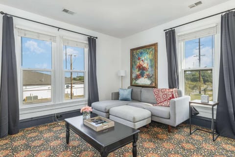 Spacious upstairs 1bed- Walking distance to Beach outlet mall Apartment in Michigan City