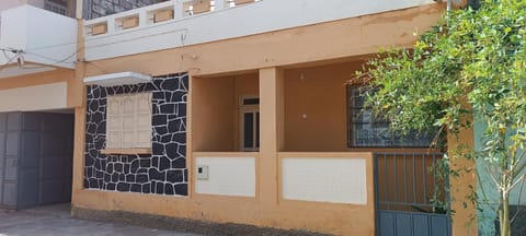 Property building, Facade/entrance, Day, Breakfast