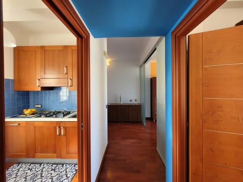 Kitchen or kitchenette, minibar, stove