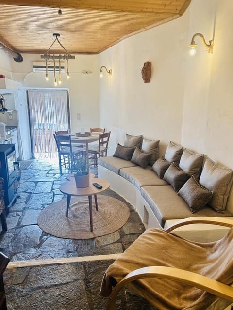 COZY VILLAGE HOUSE ΑΓΙΟΣ ΛΑΥΡΕΝΤΙΟΣ ΠΗΛΙΟΥ House in Magnesia Prefecture, Greece