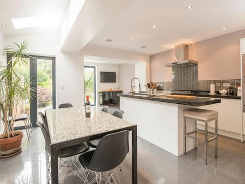 Kitchen or kitchenette, Seating area, Dining area, dishwasher, pet friendly, stove