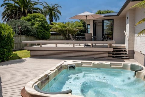Property building, Patio, Garden, Hot Tub, Garden view