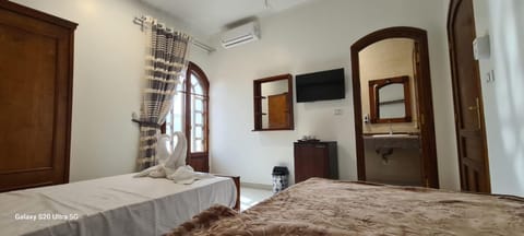 Communal lounge/ TV room, Bed, TV and multimedia, Bedroom, fireplace, wardrobe, air conditioner