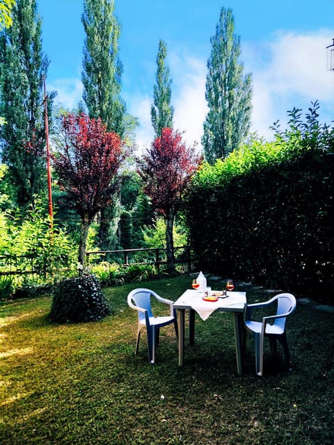 Spring, Day, Natural landscape, Garden, Garden, Dining area, Garden view