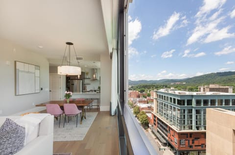 View (from property/room), Dining area, City view, Mountain view