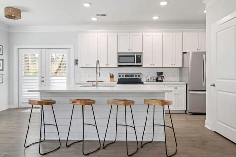 Ride The Wave, 5 min to Beach, 7 min to Dtwn House in Mount Pleasant