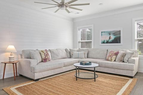 Ride The Wave, 5 min to Beach, 7 min to Dtwn House in Mount Pleasant