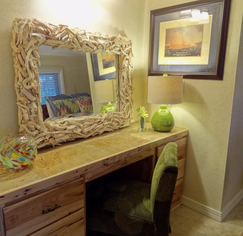 Poolside Queen Cabana with two queen beds, full kitchen and pool access overlooking Lake Ouachita, Hotel Room Hotel in Lake Ouachita