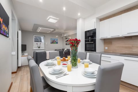 Kitchen or kitchenette, Dining area, Food, minibar, pet friendly, stove