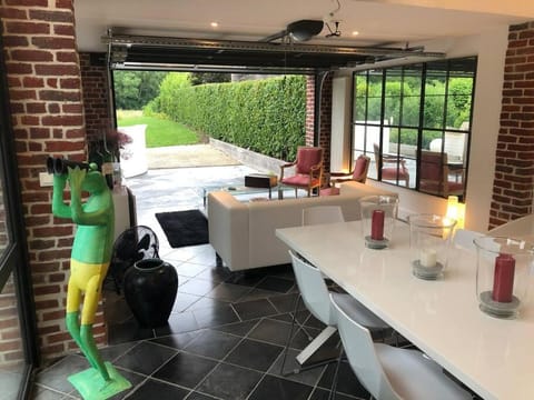 Patio, Living room