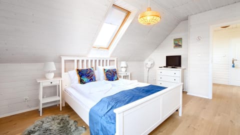 Bed, TV and multimedia, Bedroom