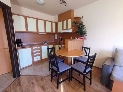 Kitchen or kitchenette, Dining area, oven, pet friendly, stove