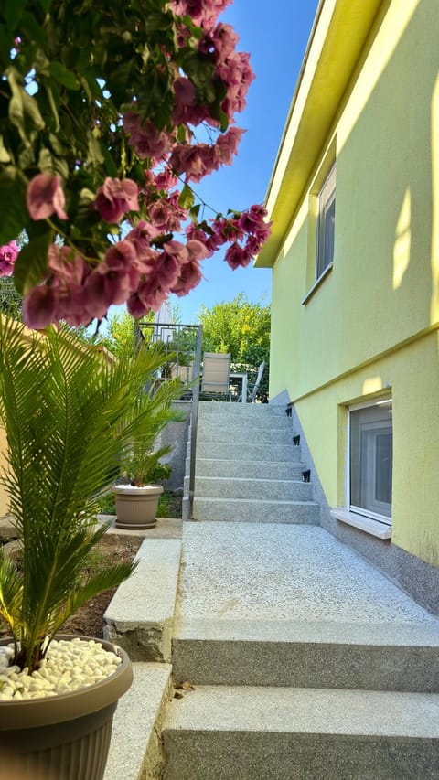 Facade/entrance, Garden, Balcony/Terrace, Balcony/Terrace, On site