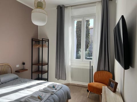 Bed, Seating area, Bedroom, internet
