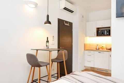 Kitchen or kitchenette, Photo of the whole room, air conditioner
