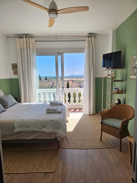 Bed, TV and multimedia, Balcony/Terrace, Photo of the whole room, Bedroom, towels