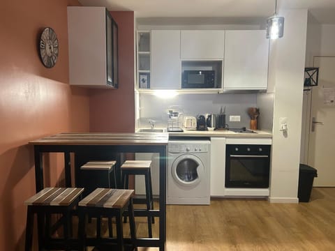 Coffee/tea facilities, Dining area, oven, stove, toaster, washing machine