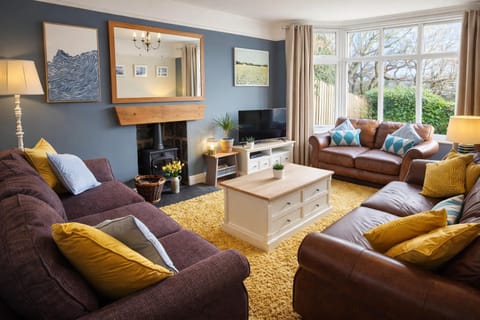 Tegfryn (Sleeps 8), 5*, Sea View, Borth y Gest House in Wales