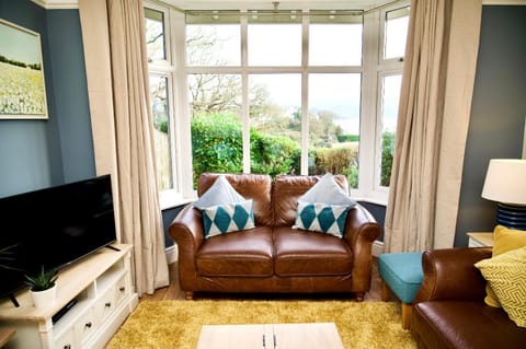 Tegfryn (Sleeps 8), 5*, Sea View, Borth y Gest House in Wales