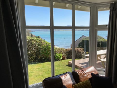 Tegfryn (Sleeps 8), 5*, Sea View, Borth y Gest House in Wales