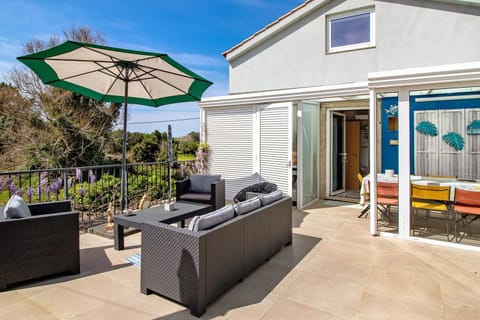 Property building, Balcony/Terrace, Living room