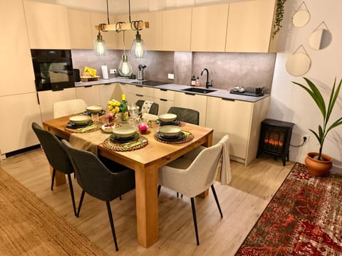 Kitchen or kitchenette, Seating area, Dining area, stove