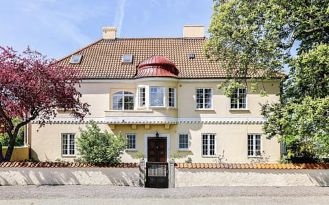 Property building, Day