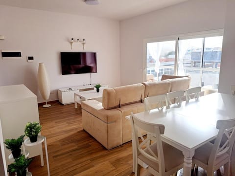 TV and multimedia, Living room, Seating area, Dining area