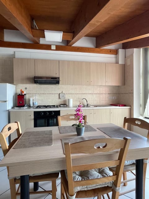 Kitchen or kitchenette, Dining area, pet friendly, stove