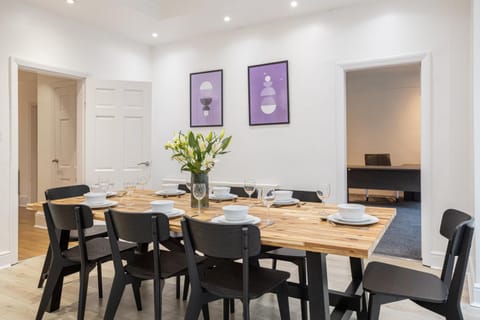 Pillo Rooms - Spacious 4 Bedroom Detached House close to Heaton Park House in Prestwich