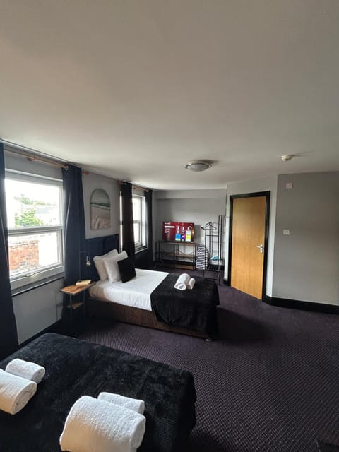 Bed, TV and multimedia, Photo of the whole room, Bedroom, towels