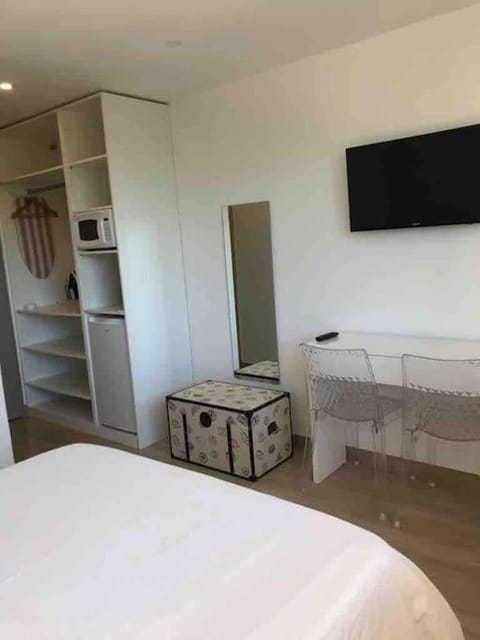 Bed, TV and multimedia, minibar